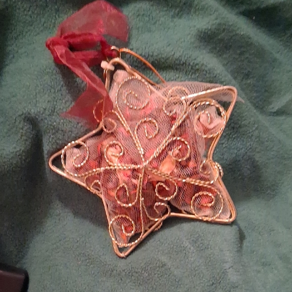 Elegant Gold and Red Star Ornament spray scents and it can be a deorderizer - Picture 1 of 4